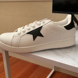 Qupid white sneakers, Size 6